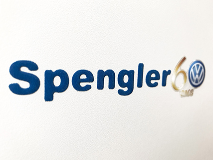 Emblema digital resinado Spengler produzido pelo Grupo Arth